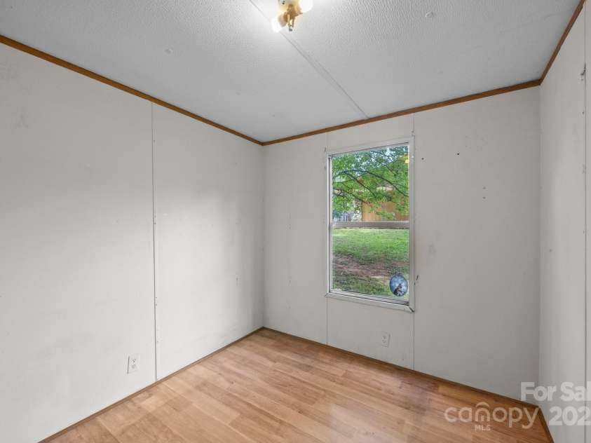 18 Progress Lane, Candler, NC 28715.  MLS# CAR4277191, YatesRealty ID 25514. 