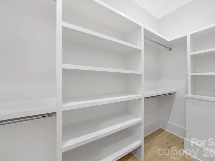 5035 Gilchrist Road, Charlotte, NC 28211.  MLS# CAR4386841, YatesRealty ID 25514. Primary on Main Closet for Representation