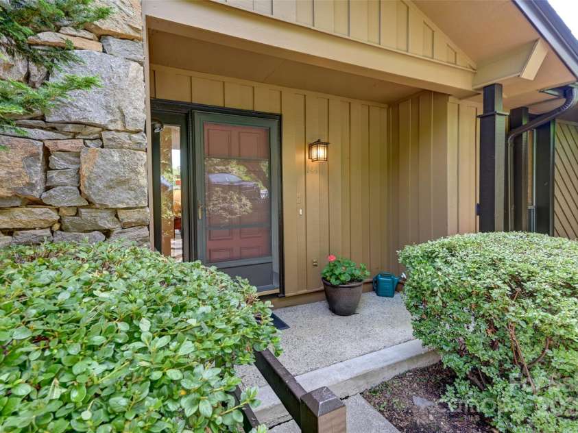141 Country Ridge Road, Hendersonville, NC 28739.  MLS# CAR4278372, YatesRealty ID 25515. 
