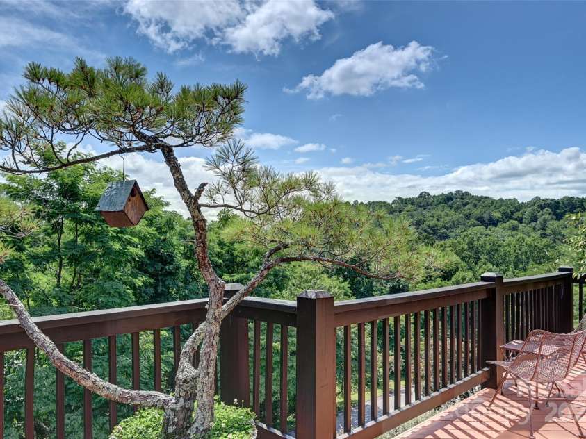 141 Country Ridge Road, Hendersonville, NC 28739.  MLS# CAR4278372, YatesRealty ID 25515. 