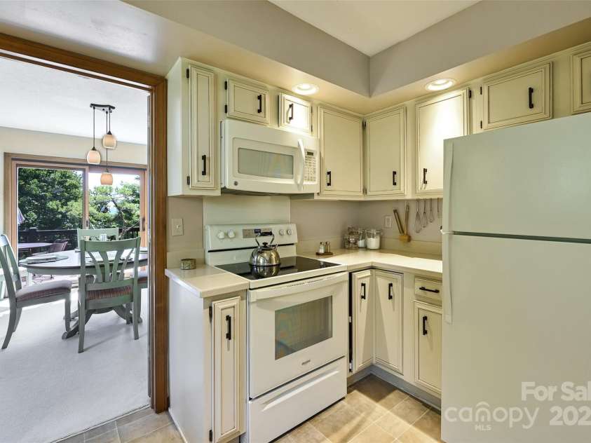 141 Country Ridge Road, Hendersonville, NC 28739.  MLS# CAR4278372, YatesRealty ID 25515. 