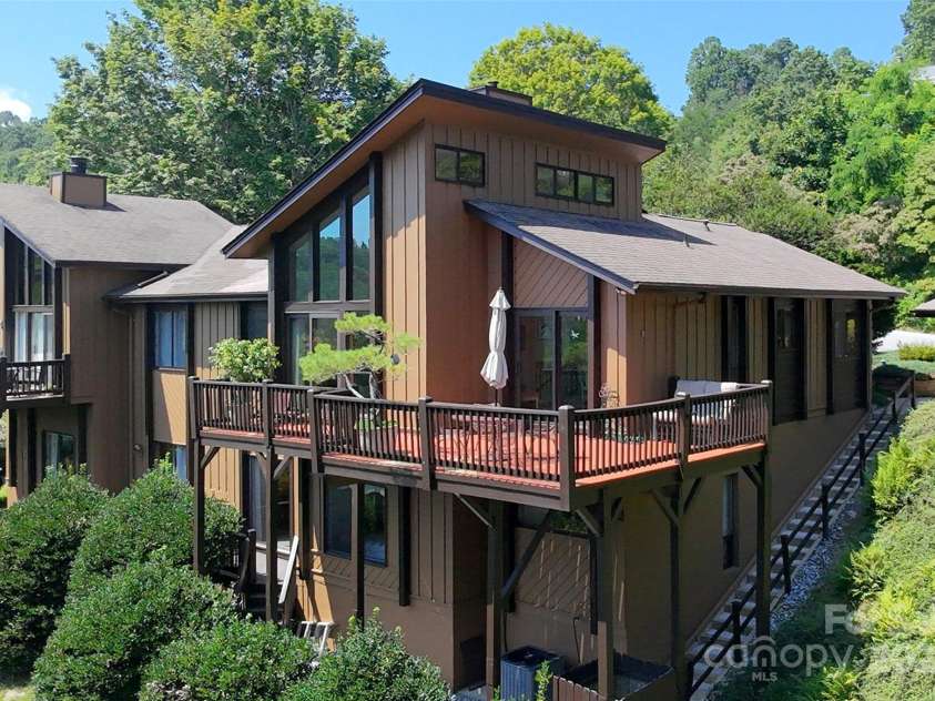 141 Country Ridge Road, Hendersonville, NC 28739.  MLS# CAR4278372, YatesRealty ID 25515. 
