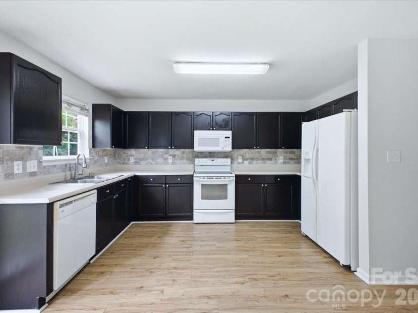 7143 Wandering Creek Drive, Charlotte, NC 28216.  MLS# CAR4386646, YatesRealty ID 25515. 
