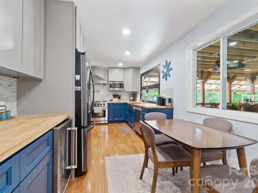 229 Oakridge Road, Stanley, NC 28164.  MLS# CAR4386671, YatesRealty ID 25518. Kitchen/breakfast area