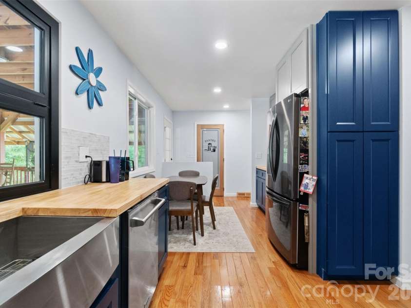 229 Oakridge Road, Stanley, NC 28164.  MLS# CAR4386671, YatesRealty ID 25518. Kitchen/breakfast area