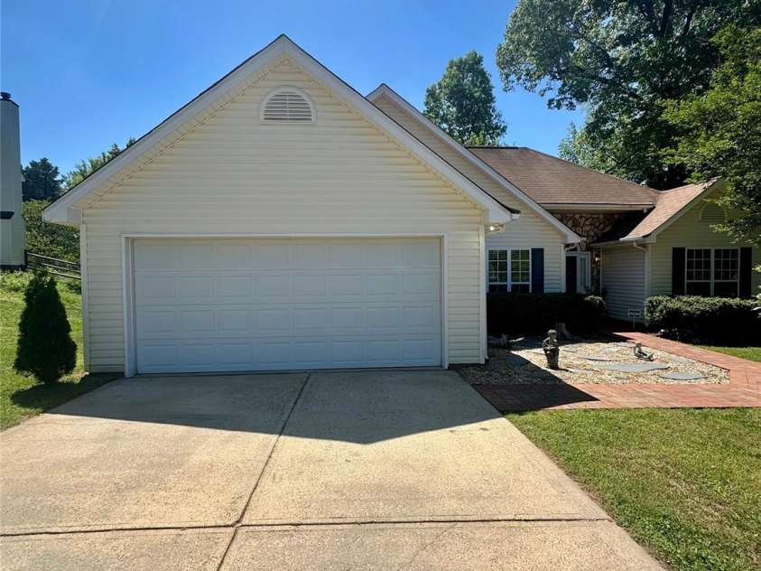 106 Old Willow Road, Mooresville, NC 28115.  MLS# CAR4370993, YatesRealty ID 25519. 