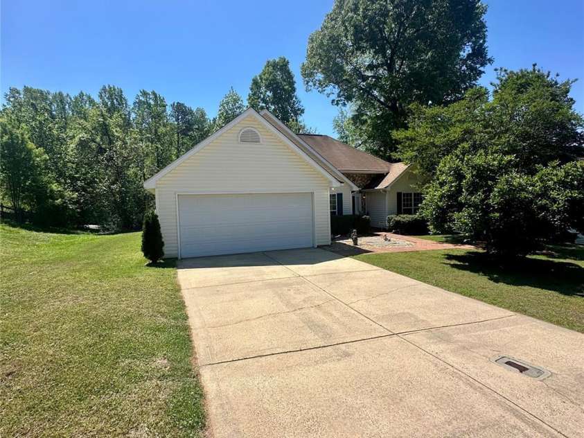 106 Old Willow Road, Mooresville, NC 28115.  MLS# CAR4370993, YatesRealty ID 25519. 