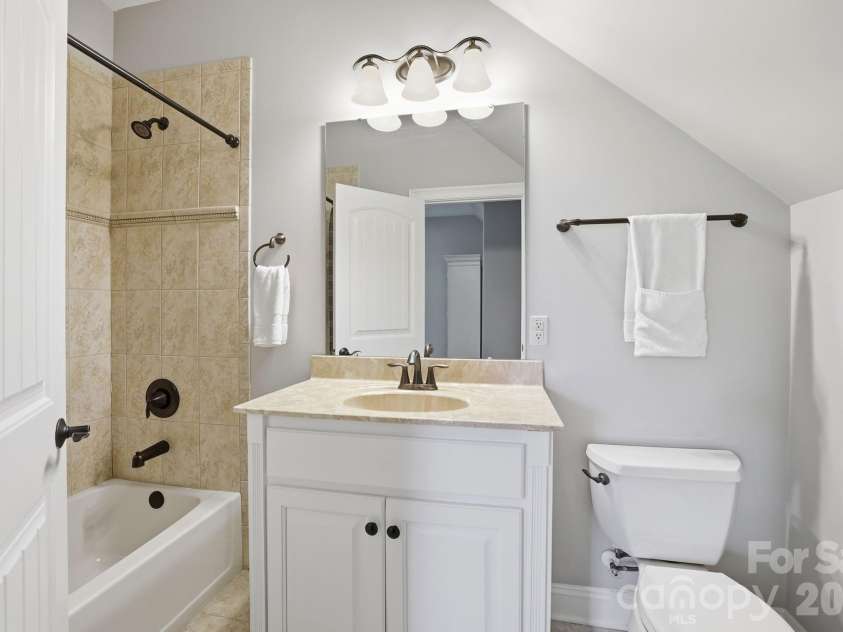 11710 Egrets Point Drive, Charlotte, NC 28278.  MLS# CAR4384721, YatesRealty ID 25521. 