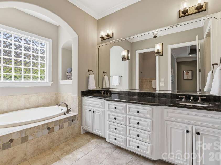 11710 Egrets Point Drive, Charlotte, NC 28278.  MLS# CAR4384721, YatesRealty ID 25521. Primary bath with jetted tub