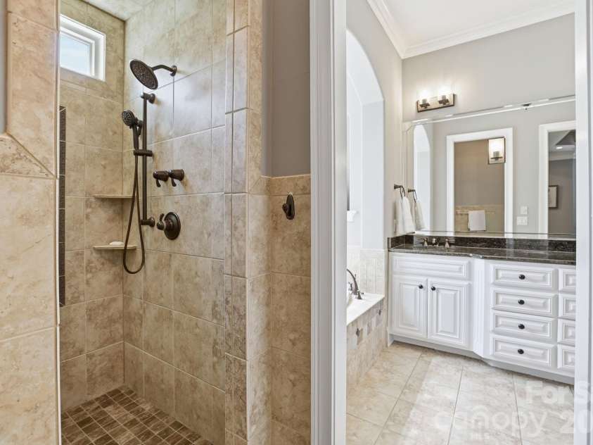 11710 Egrets Point Drive, Charlotte, NC 28278.  MLS# CAR4384721, YatesRealty ID 25521. Primary shower