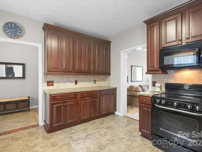 14124 Hiwassee Road, Huntersville, NC 28078.  MLS# CAR4240822, YatesRealty ID 25521. 