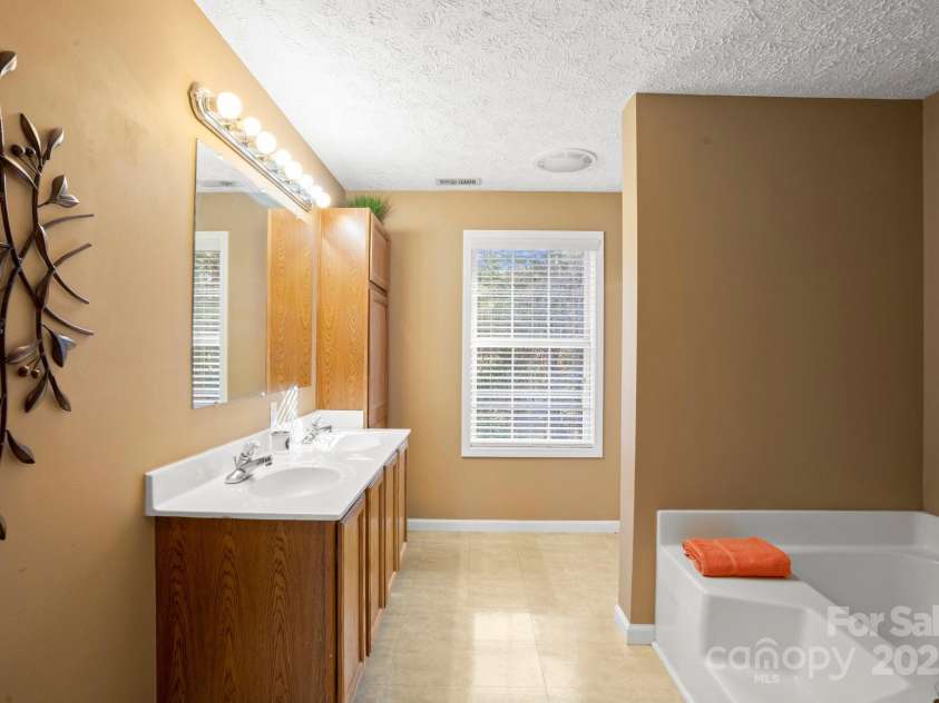 14124 Hiwassee Road, Huntersville, NC 28078.  MLS# CAR4240822, YatesRealty ID 25521. 