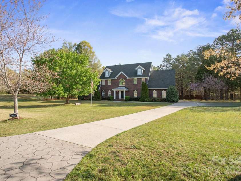 14124 Hiwassee Road, Huntersville, NC 28078.  MLS# CAR4240822, YatesRealty ID 25521. 