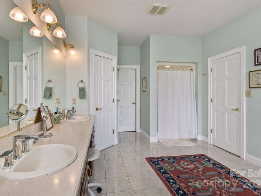 25 Windsong Drive, Fairview, NC 28730.  MLS# CAR4261079, YatesRealty ID 25523. Double Vanity, Water Closet, Shower - Ceramic Tile Floors.