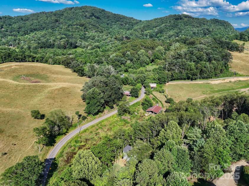 131 Acorn Lane, Waynesville, NC 28785.  MLS# CAR4269994, YatesRealty ID 25524. 