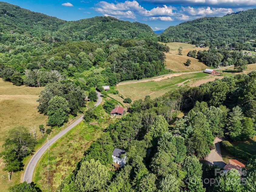 131 Acorn Lane, Waynesville, NC 28785.  MLS# CAR4269994, YatesRealty ID 25524. 