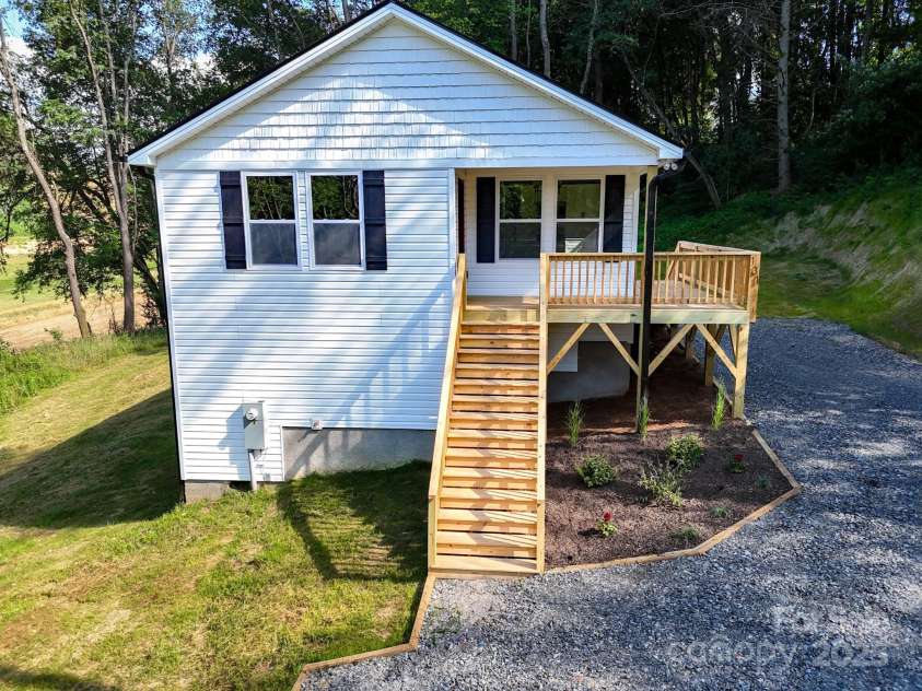 131 Acorn Lane, Waynesville, NC 28785.  MLS# CAR4269994, YatesRealty ID 25524. 