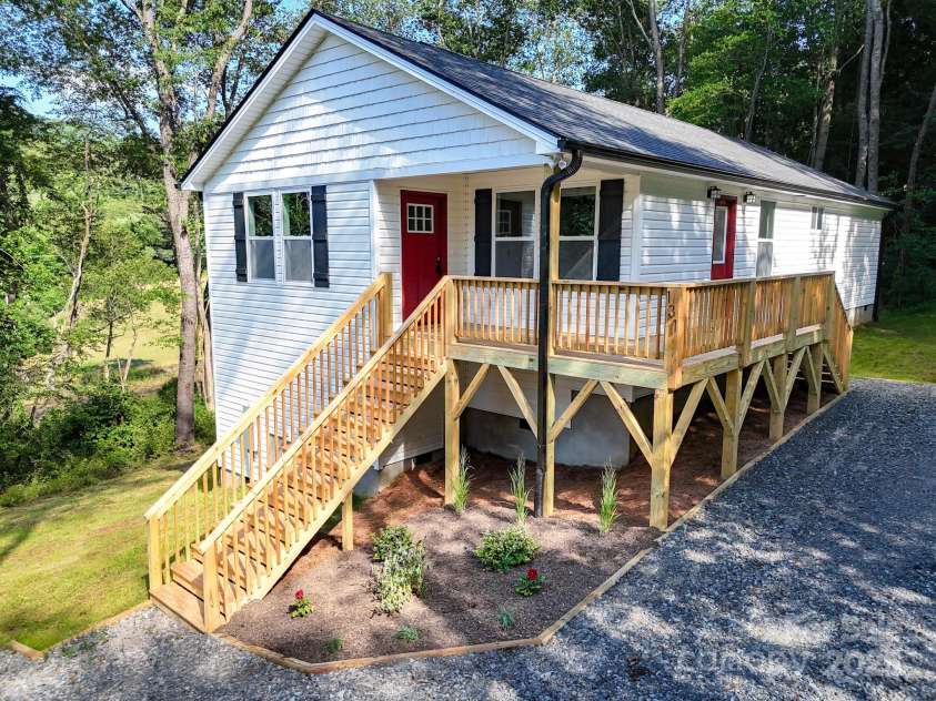 131 Acorn Lane, Waynesville, NC 28785.  MLS# CAR4269994, YatesRealty ID 25524. 