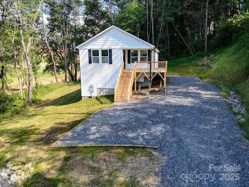 131 Acorn Lane, Waynesville, NC 28785.  MLS# CAR4269994, YatesRealty ID 25524. 