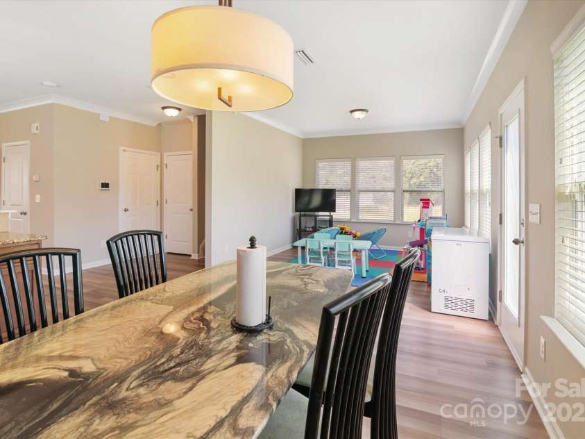 1628 Fitchburg Court, Charlotte, NC 28214.  MLS# CAR4276225, YatesRealty ID 25525. Large Eat In Kitchen area!