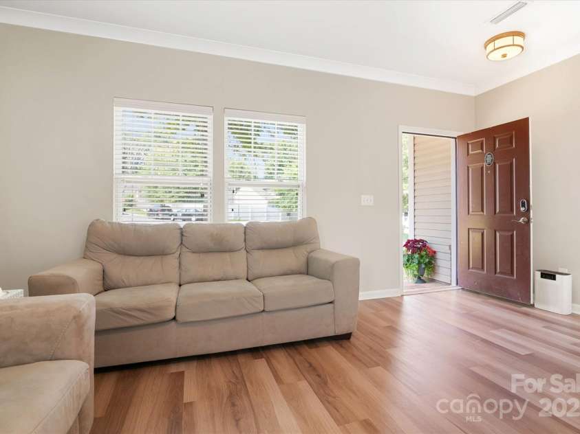 1628 Fitchburg Court, Charlotte, NC 28214.  MLS# CAR4276225, YatesRealty ID 25525. Step inside to a Openfloor Concept!