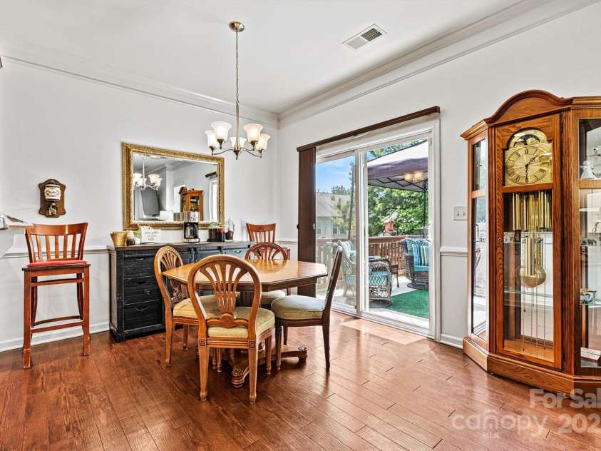 112 Heart Pine Lane, Statesville, NC 28677.  MLS# CAR4271076, YatesRealty ID 25527. The charming breakfast nook, filled with beautiful natural light, is the perfect place to enjoy your morning coffee, a casual meal, or a quiet moment to start the day.