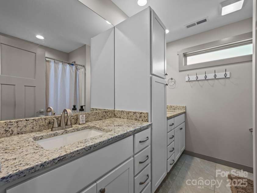 10 Hi Alta Avenue, Asheville, NC 28806.  MLS# CAR4237535, YatesRealty ID 25528. 