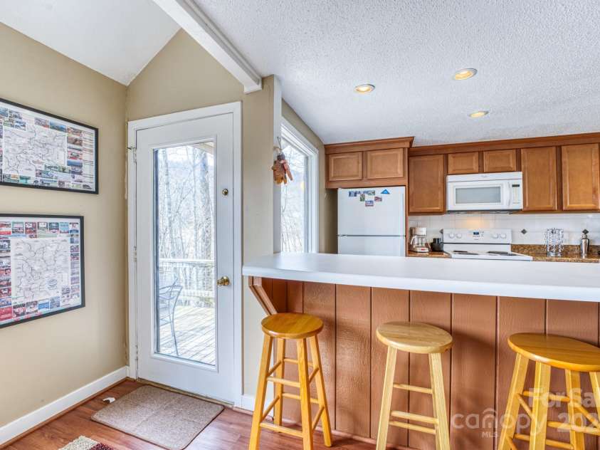 1443 Sugar Mountain Drive, Sugar Mountain, NC 28604.  MLS# CAR4122060, YatesRealty ID 2553. Breakfast bar