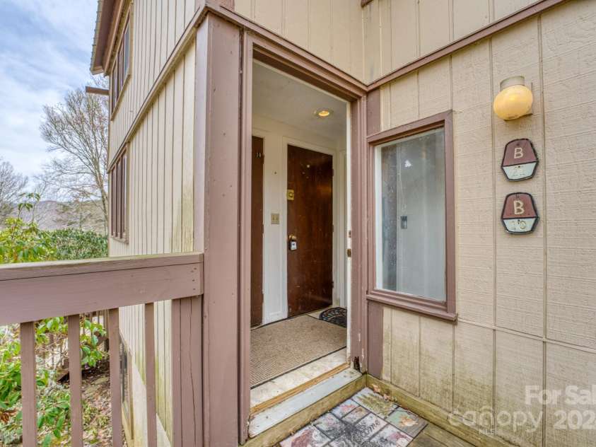 1443 Sugar Mountain Drive, Sugar Mountain, NC 28604.  MLS# CAR4122060, YatesRealty ID 2553. Entrance to condo