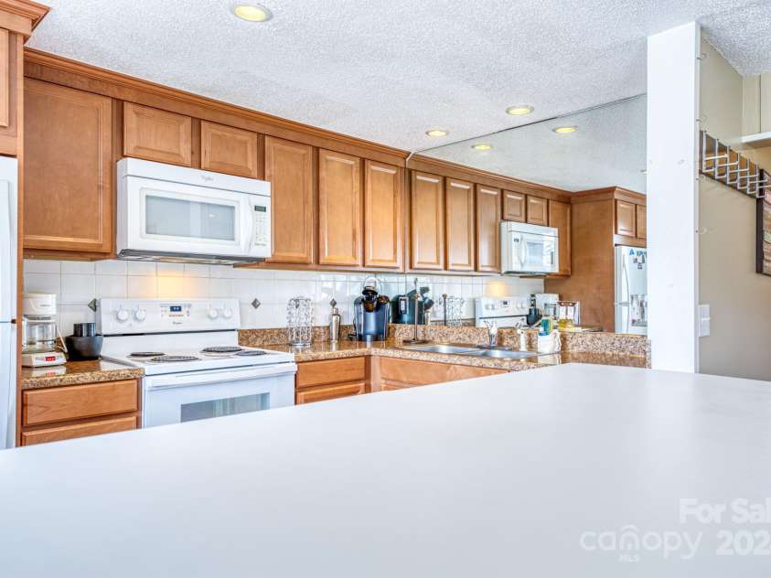 1443 Sugar Mountain Drive, Sugar Mountain, NC 28604.  MLS# CAR4122060, YatesRealty ID 2553. Kitchen breakfast bar