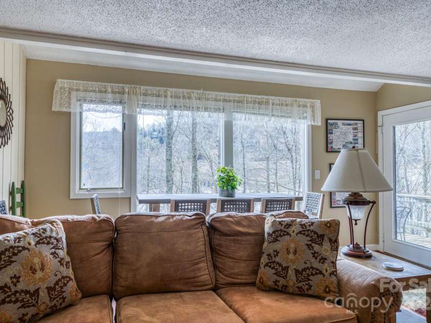 1443 Sugar Mountain Drive, Sugar Mountain, NC 28604.  MLS# CAR4122060, YatesRealty ID 2553. Open floorplan with living room