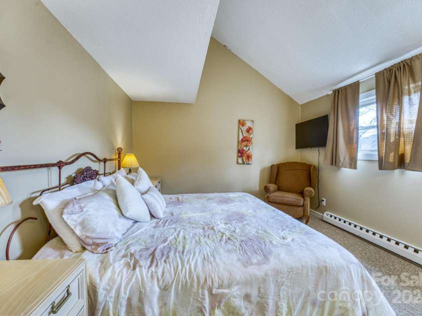 1443 Sugar Mountain Drive, Sugar Mountain, NC 28604.  MLS# CAR4122060, YatesRealty ID 2553. Primary bedroom