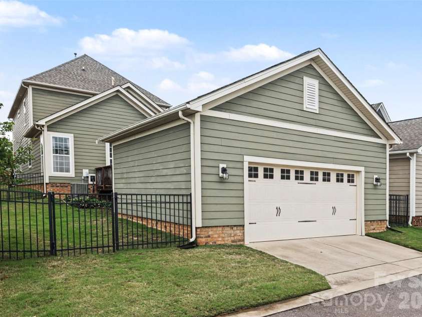 2016 Henslow Trail, Fort Mill, SC 29708.  MLS# CAR4385985, YatesRealty ID 25530. 