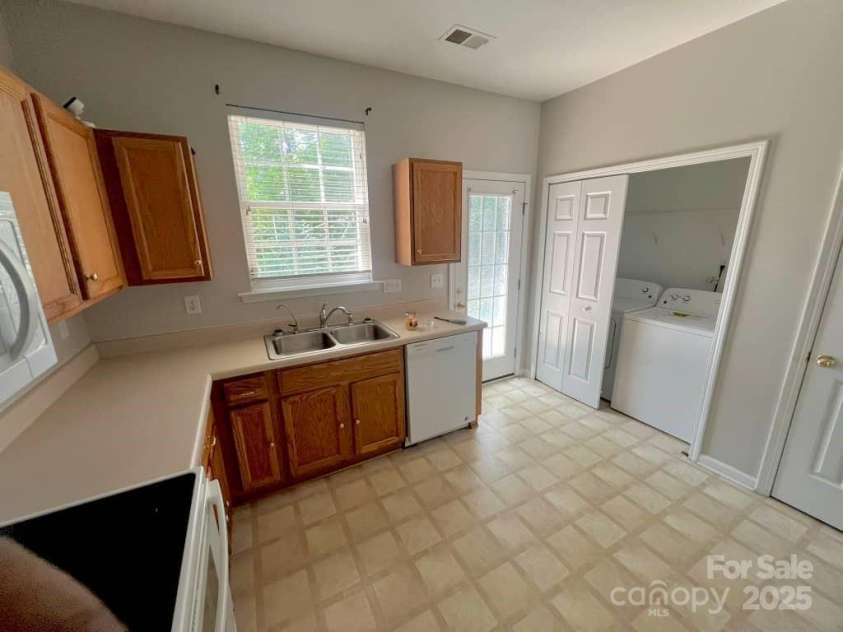 2150 Winthrop Chase Drive, Charlotte, NC 28212.  MLS# CAR4273410, YatesRealty ID 25532. 