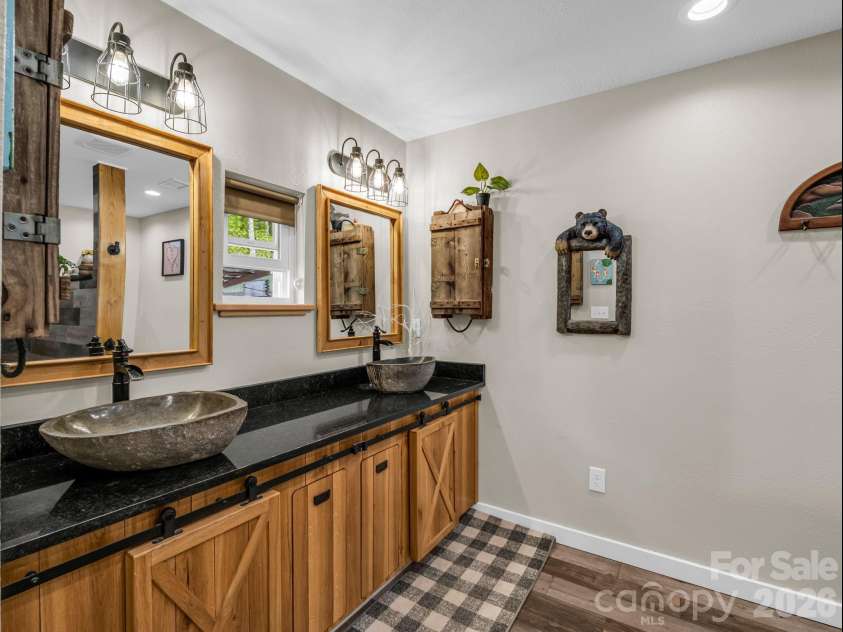360 Shadow Lane, Green Mountain, NC 28740.  MLS# CAR4381079, YatesRealty ID 25534. Bathroom #1