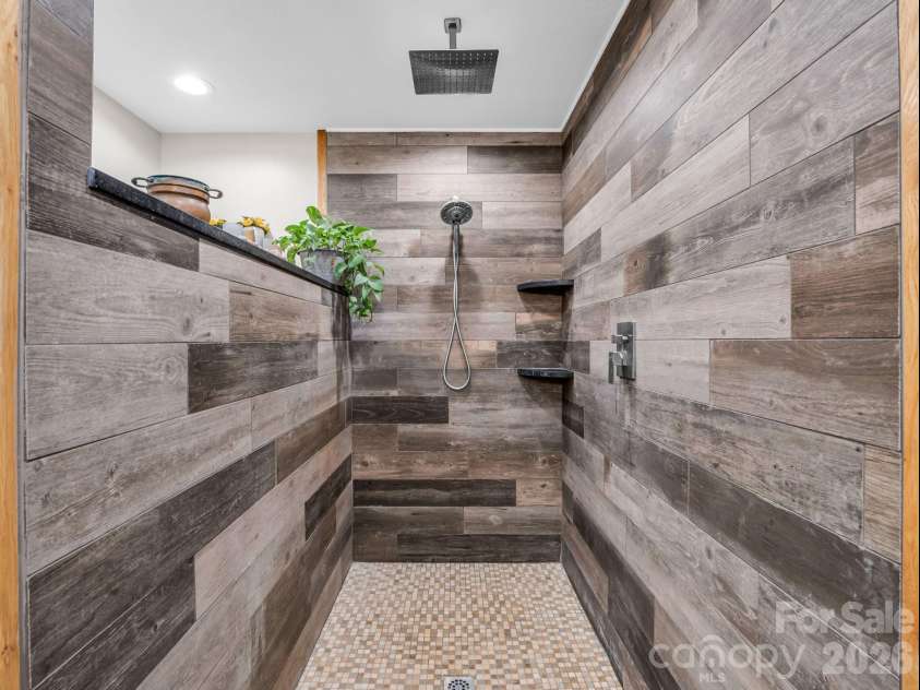 360 Shadow Lane, Green Mountain, NC 28740.  MLS# CAR4381079, YatesRealty ID 25534. Bathroom #1