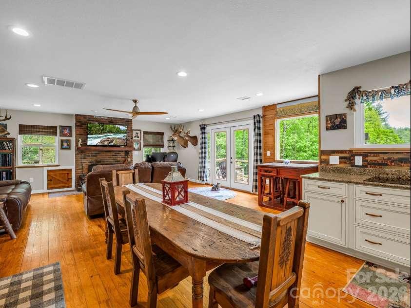 360 Shadow Lane, Green Mountain, NC 28740.  MLS# CAR4381079, YatesRealty ID 25534. Dining area