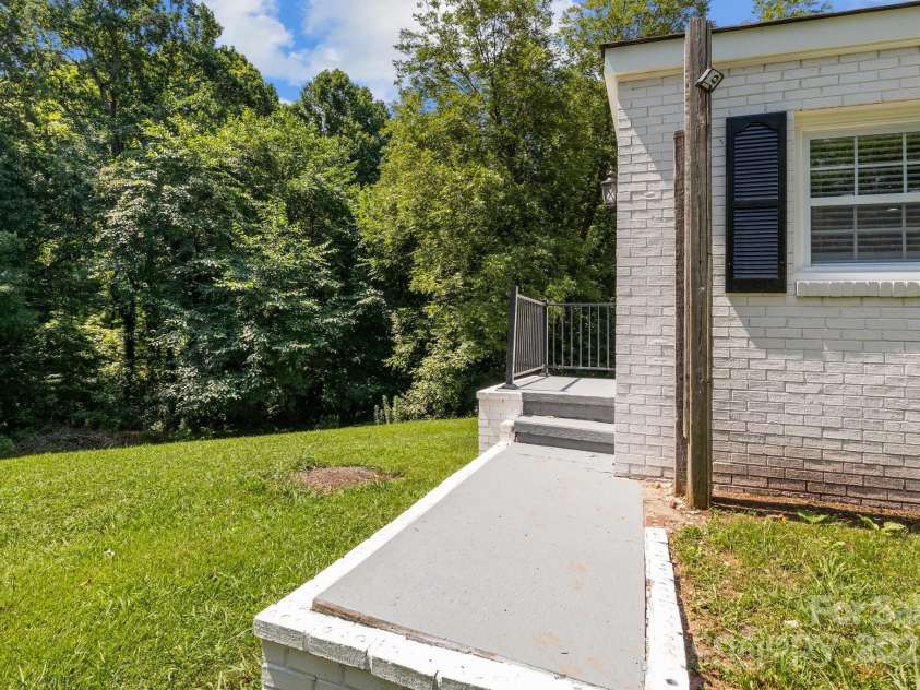 509 8th Avenue Extension, Cramerton, NC 28032.  MLS# CAR4275432, YatesRealty ID 25534. 