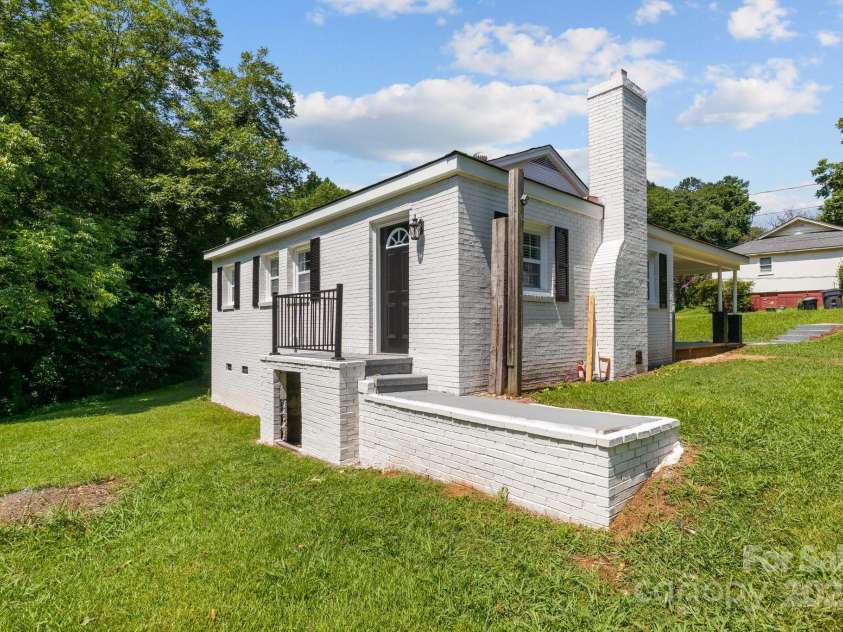 509 8th Avenue Extension, Cramerton, NC 28032.  MLS# CAR4275432, YatesRealty ID 25534. 