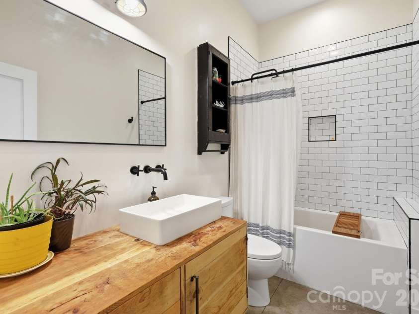 40 Malvern Walk, Asheville, NC 28806.  MLS# CAR4385374, YatesRealty ID 25535. Bottom Level Full Bathroom