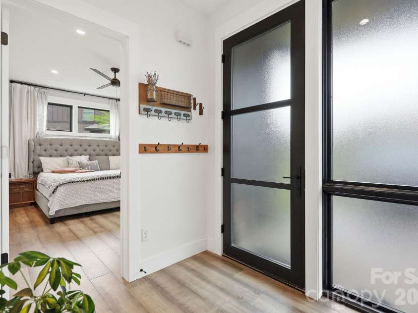 40 Malvern Walk, Asheville, NC 28806.  MLS# CAR4385374, YatesRealty ID 25535. Foyer Entrance 