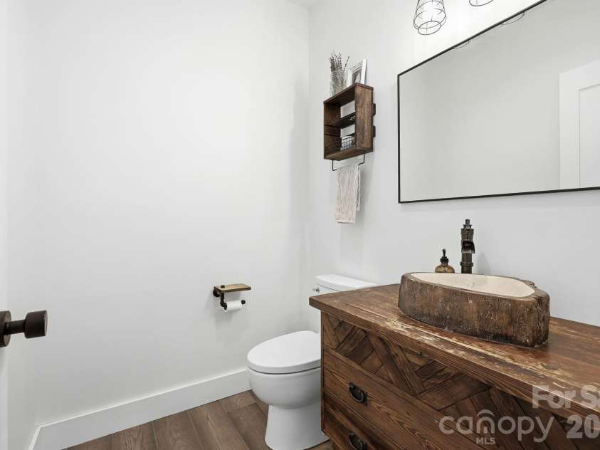 40 Malvern Walk, Asheville, NC 28806.  MLS# CAR4385374, YatesRealty ID 25535. Half Bath of Hallway Main Level