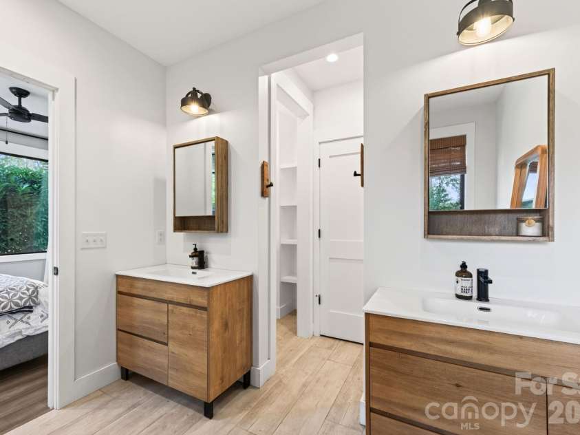 40 Malvern Walk, Asheville, NC 28806.  MLS# CAR4419917, YatesRealty ID 25535. Ensuite Full Bath with Two Quartz-Topped Vanities