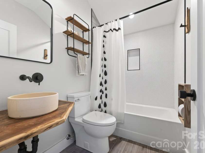 40 Malvern Walk, Asheville, NC 28806.  MLS# CAR4419917, YatesRealty ID 25535. Full Bath On Second Level