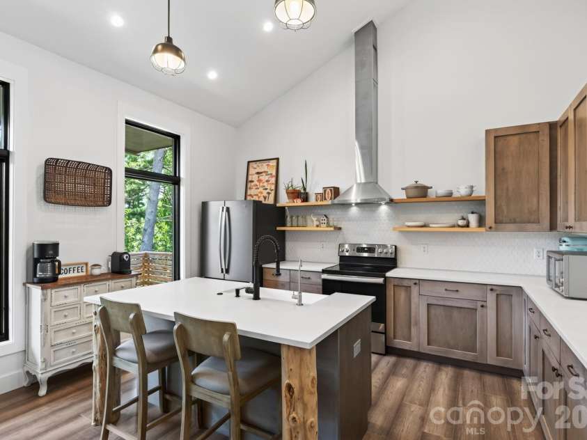 40 Malvern Walk, Asheville, NC 28806.  MLS# CAR4419917, YatesRealty ID 25535. Large Island with Breakfast Bar