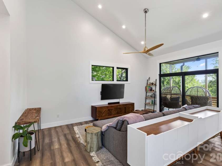 40 Malvern Walk, Asheville, NC 28806.  MLS# CAR4419917, YatesRealty ID 25535. Living Room with Vaulted Ceiling and Deck Access