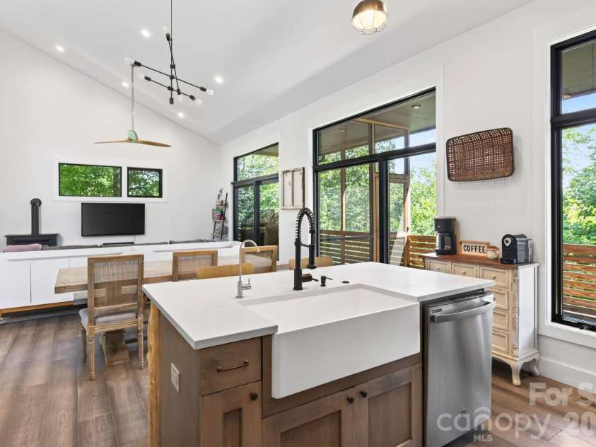 40 Malvern Walk, Asheville, NC 28806.  MLS# CAR4419917, YatesRealty ID 25535. Open Floor Plan for Entertaining