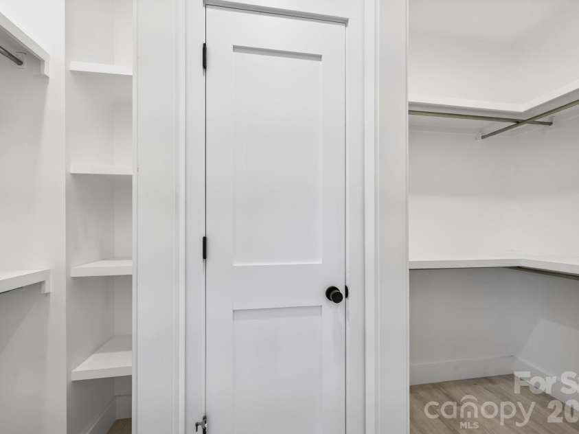 40 Malvern Walk, Asheville, NC 28806.  MLS# CAR4419917, YatesRealty ID 25535. Walk-In Closet and Linen Closet