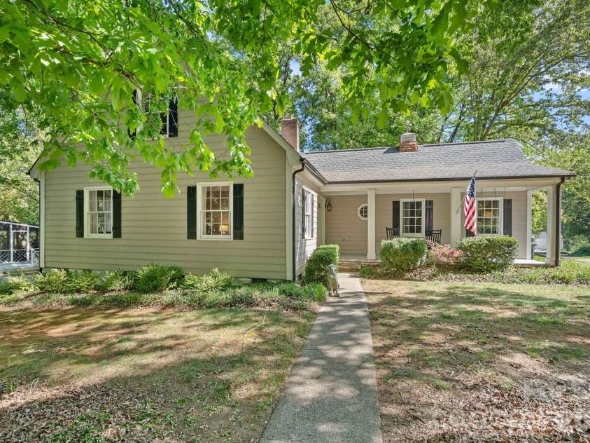 817 Bent Wood Court, Matthews, NC 28105.  MLS# CAR4371956, YatesRealty ID 25537. 