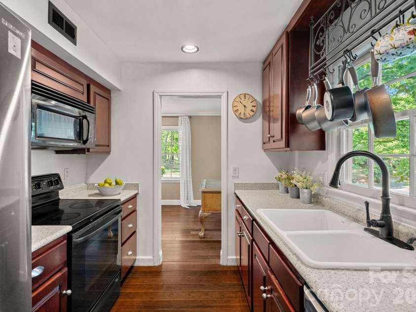 817 Bent Wood Court, Matthews, NC 28105.  MLS# CAR4371956, YatesRealty ID 25537. 